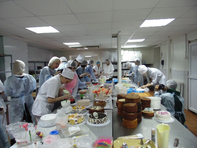 Журналистов Саратова обучили кондитерскому искусству