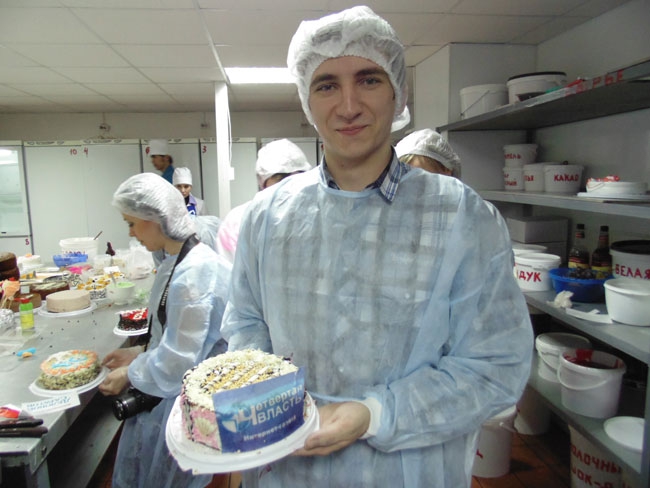 Журналистов Саратова обучили кондитерскому искусству