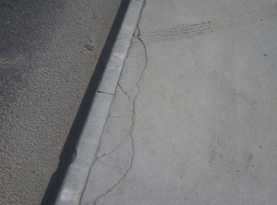 Трещины 2022. Трещина в тротуаре. Тротуары Якутска. Мне Нравится эта трещина в тротуаре.