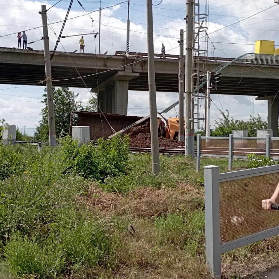 В Энгельсе самосвал рухнул с моста на рельсы