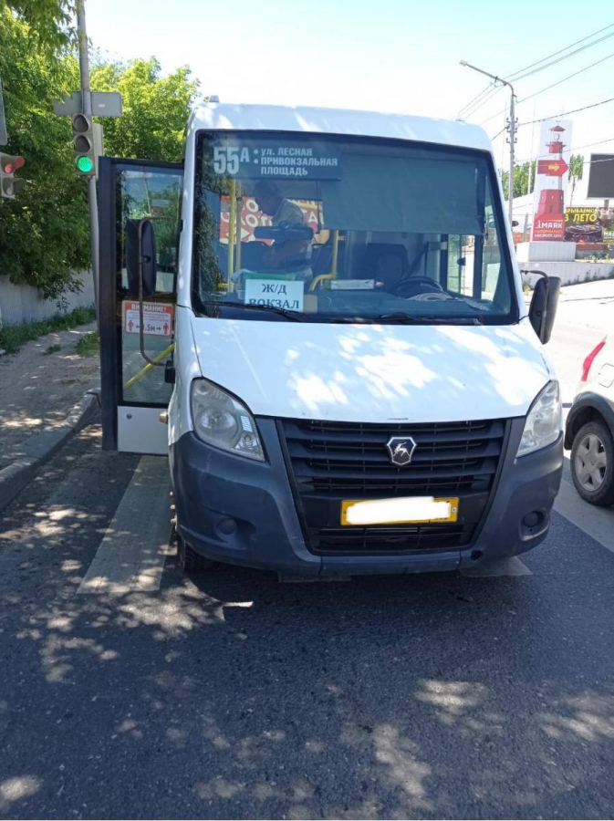 На Политехнической маршрутка сбила на «зебре» молодого пешехода