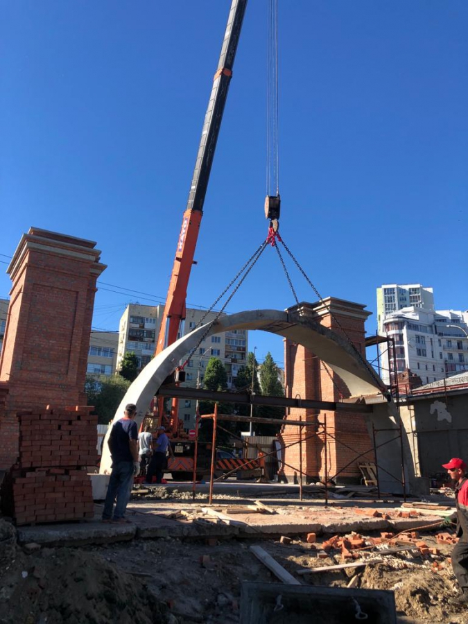 В Саратове установили свод Триумфальной арки