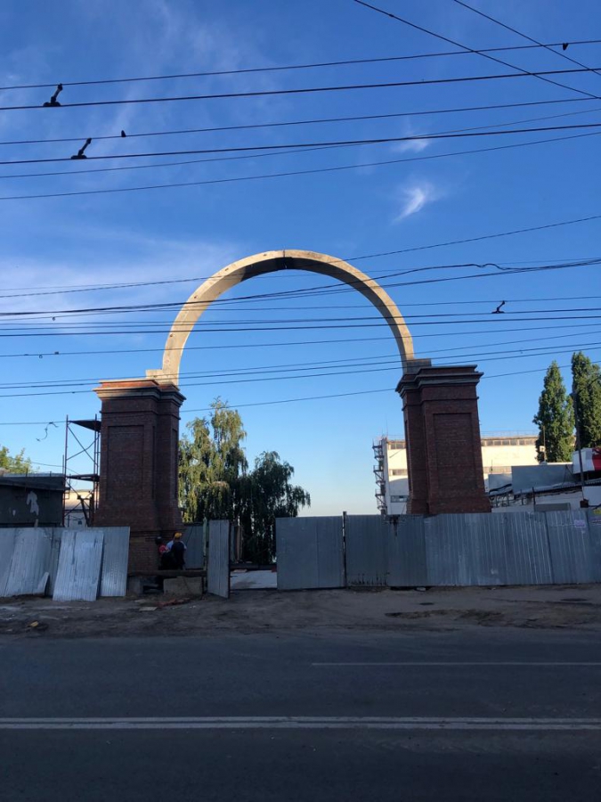 В Саратове установили свод Триумфальной арки