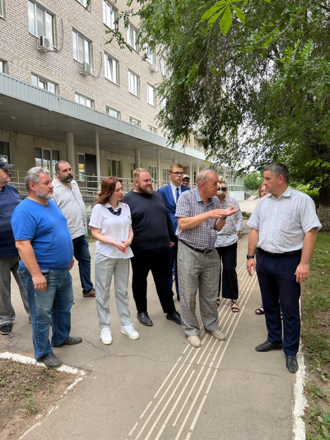 Депутат Литневская проверила подходы к школам Энгельса вместе с