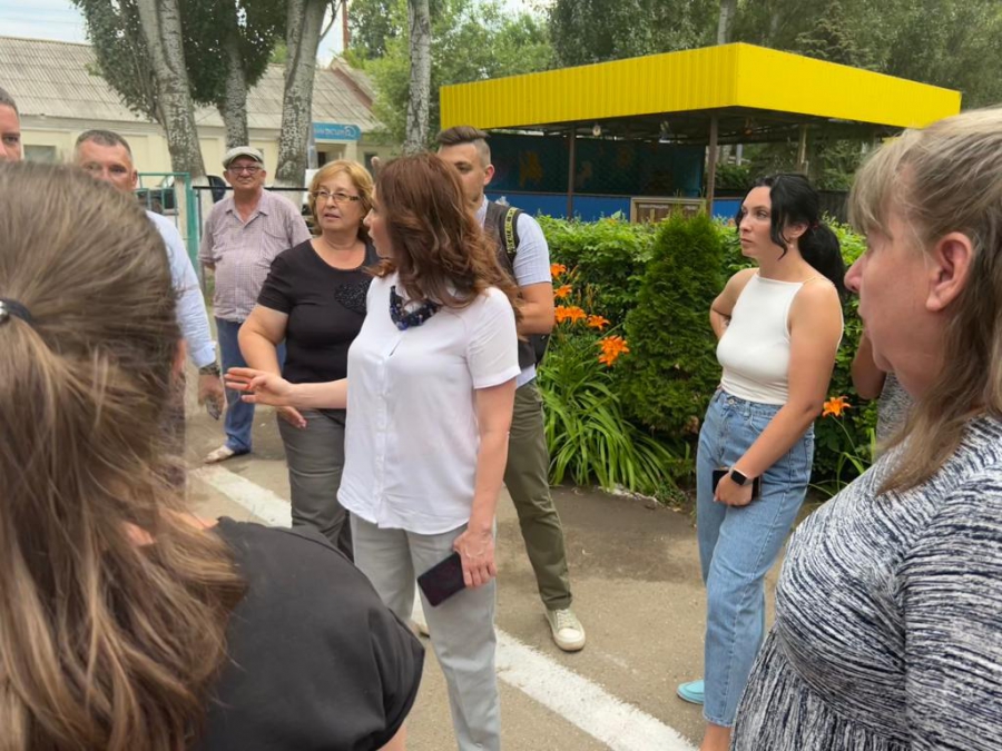 Депутат Литневская проверила подходы к школам Энгельса вместе с