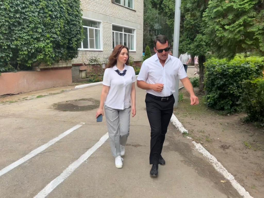 Депутат Литневская проверила подходы к школам Энгельса вместе с