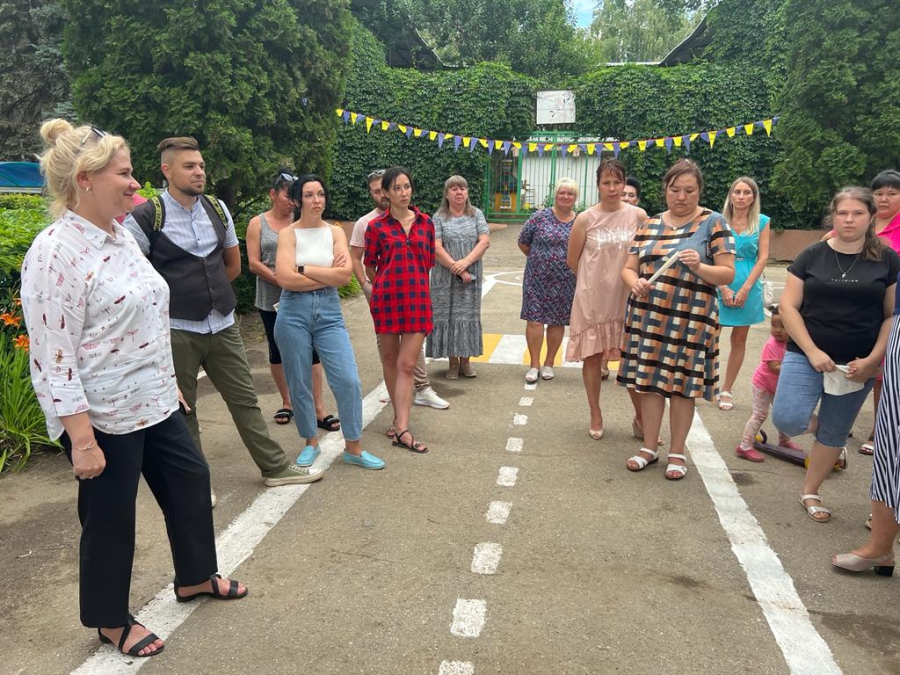 Депутат Литневская проверила подходы к школам Энгельса вместе с