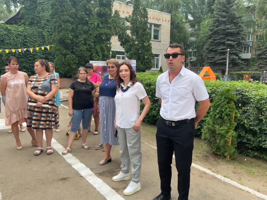 Депутат Литневская проверила подходы к школам Энгельса вместе с