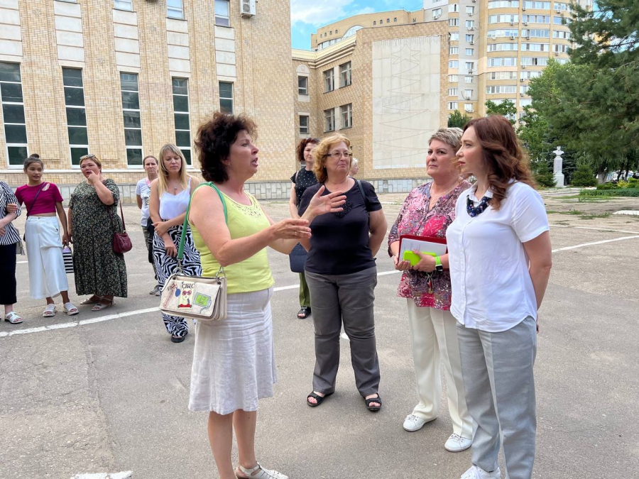 Депутат Литневская проверила подходы к школам Энгельса вместе с