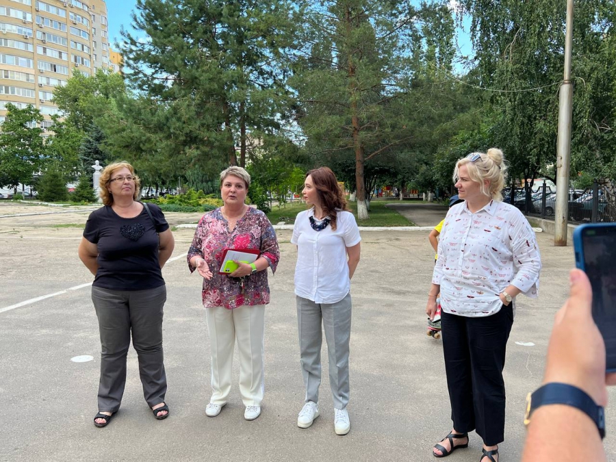 Депутат Литневская проверила подходы к школам Энгельса вместе с