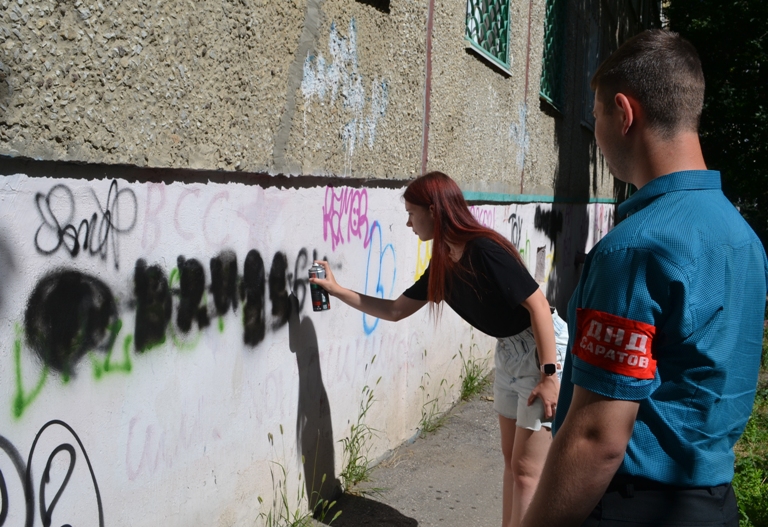 В двух районах Саратова закрасили более 30 граффити с рекламой наркотиков