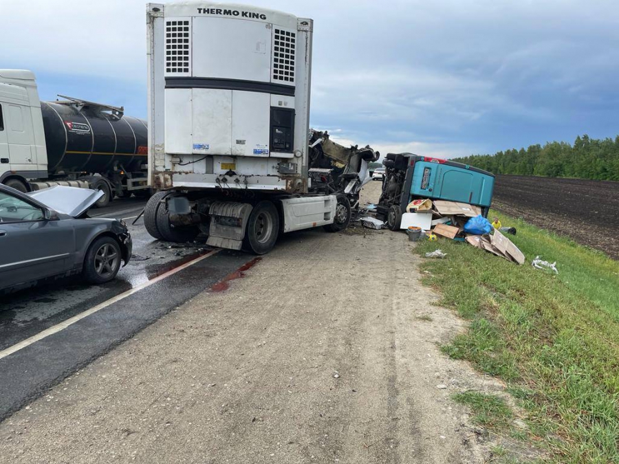 Под Саратовом водитель фургона пострадал в массовой аварии