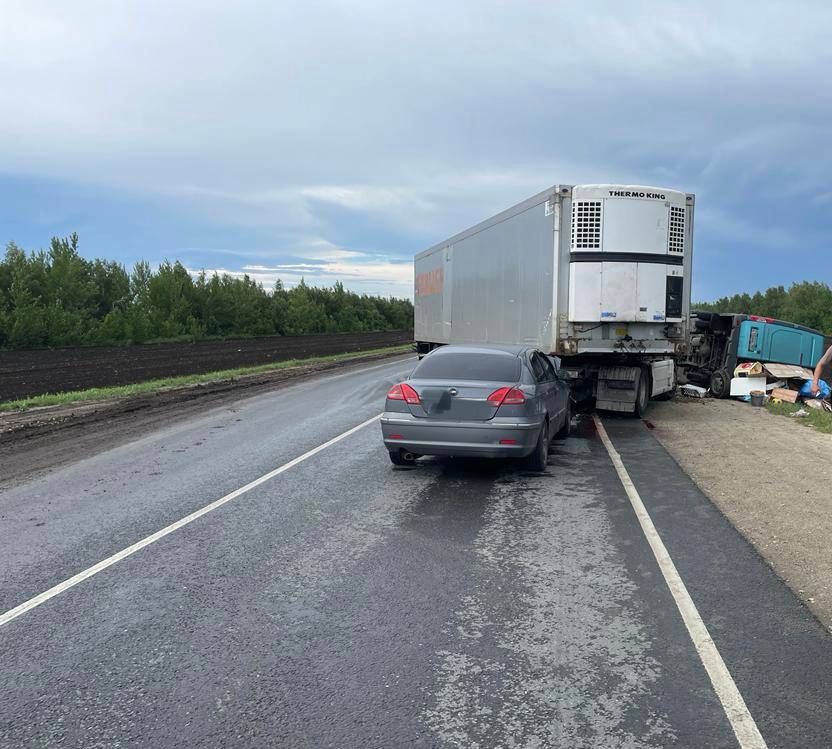 Под Саратовом водитель фургона пострадал в массовой аварии