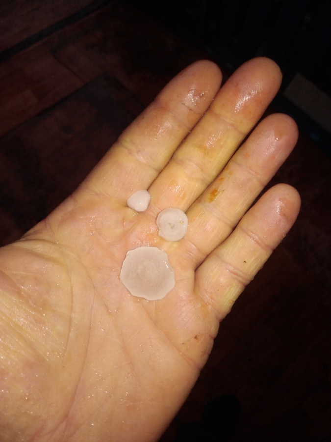 Ртищево и Балашов завалило градом размером с черешню