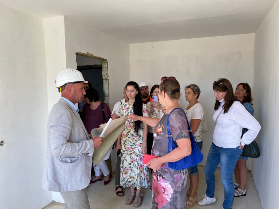 В Саратове сотрудникам инфекционного центра показали служебное жилье