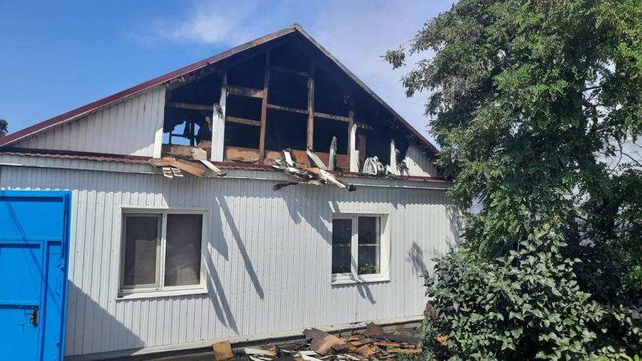 В Энгельсе мужчине понадобилась медпомощь из-за двух загоревшихся домов