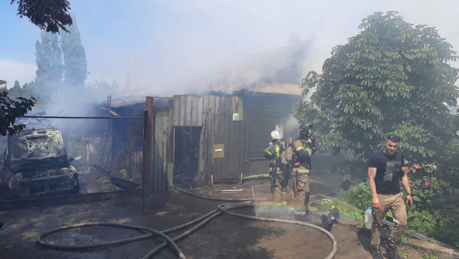 В Энгельсе мужчине понадобилась медпомощь из-за двух загоревшихся домов