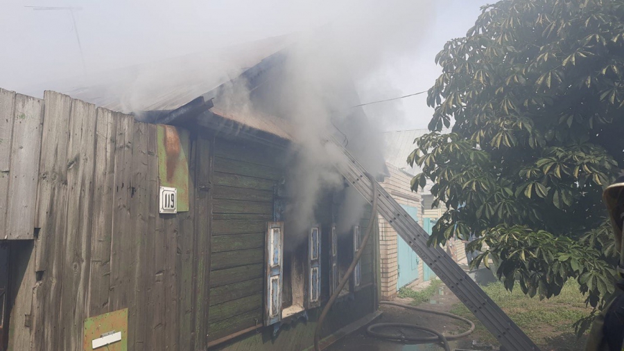 В Энгельсе мужчине понадобилась медпомощь из-за двух загоревшихся домов