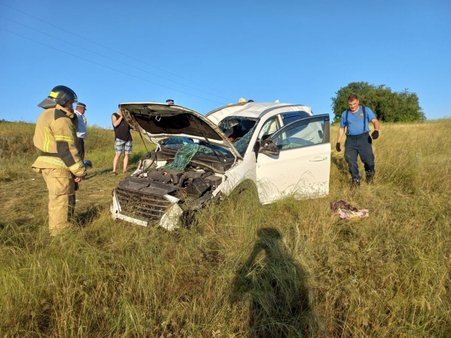 Под Балаковом «Хендэ» опрокинулся в кювете. Ранены 2 взрослых и 2 детей