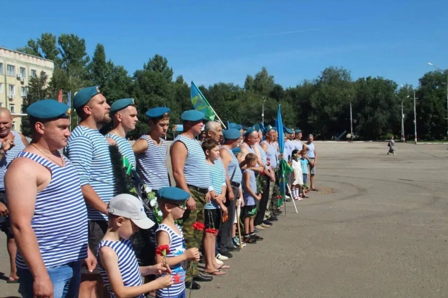 В Петровске в день десантника вручили орден родителям погибшего героя