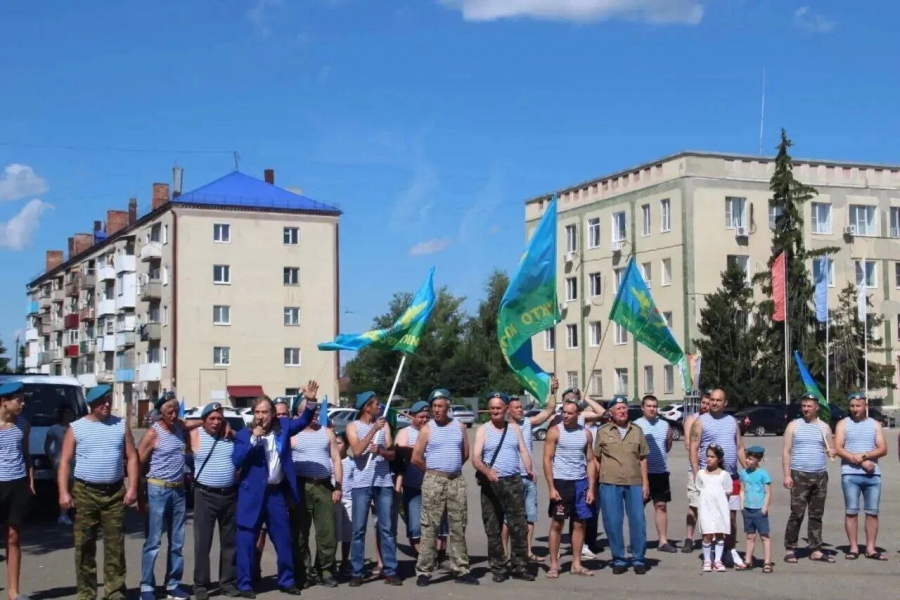 В Петровске в день десантника вручили орден родителям погибшего героя
