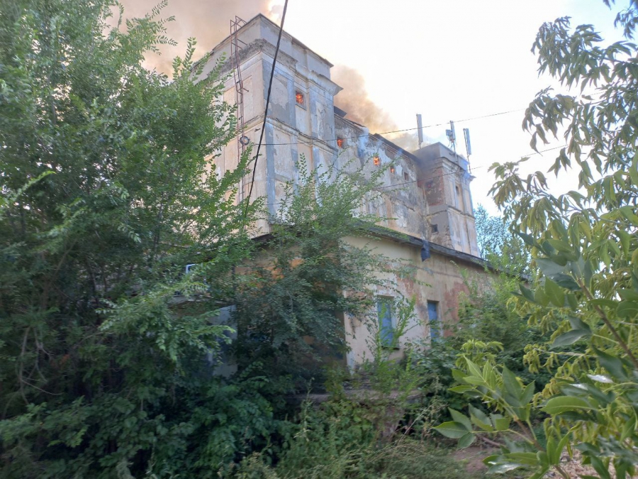 В Энгельсе загорелся Дом офицеров: огонь на площади 900 кв.м, произошло обрушение