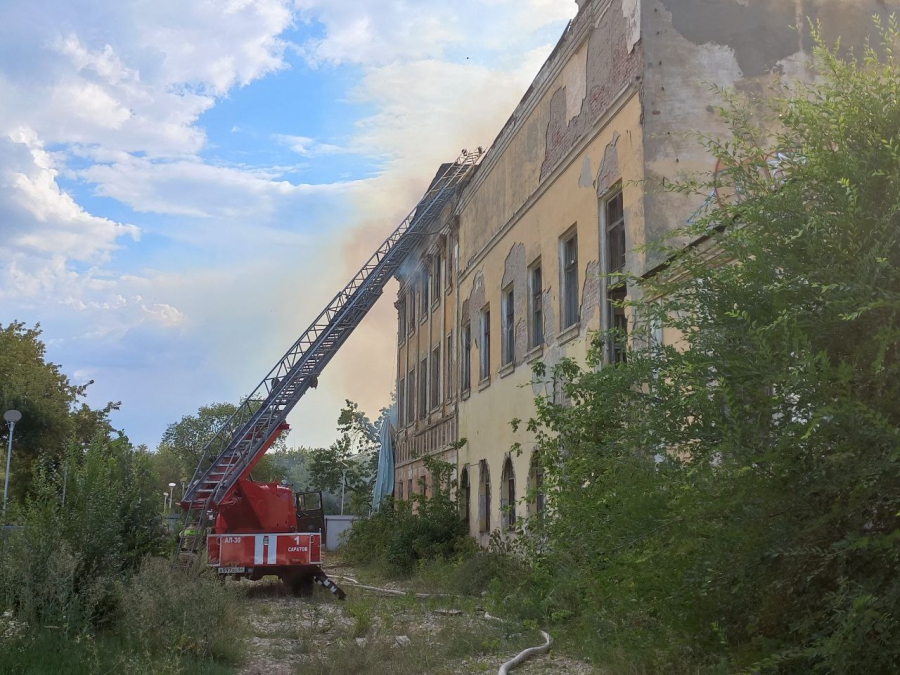 В Энгельсе загорелся Дом офицеров: огонь на площади 900 кв.м, произошло обрушение