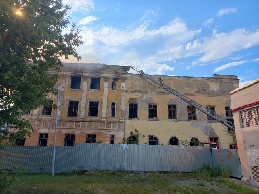 В Энгельсе загорелся Дом офицеров: огонь на площади 900 кв.м, произошло обрушение