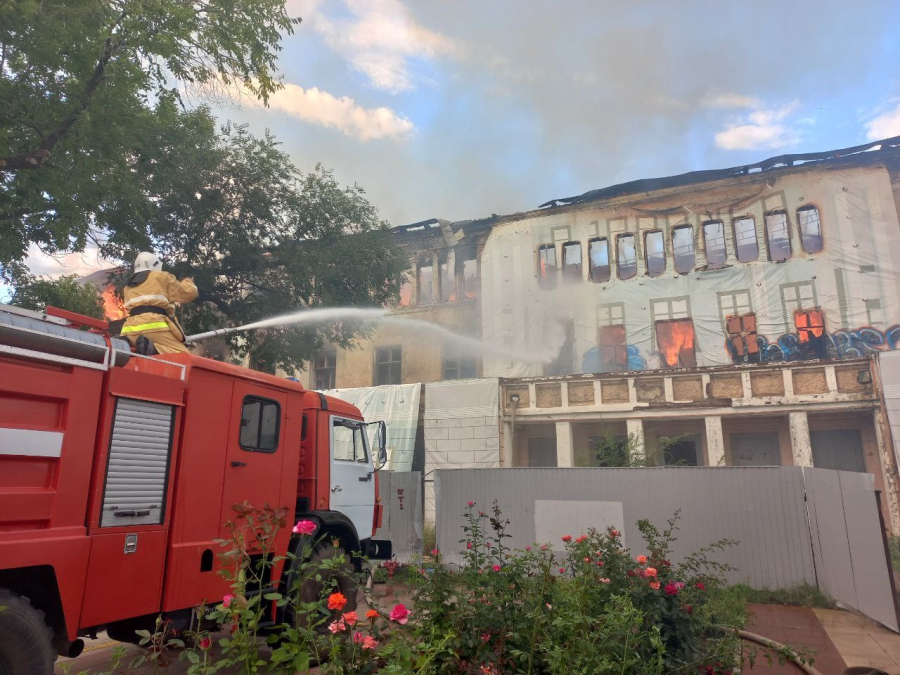 В Энгельсе загорелся Дом офицеров: огонь на площади 900 кв.м, произошло обрушение