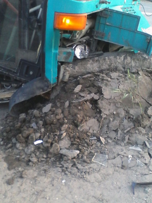 Автобус 18Д врезался в бордюр. Половина пассажиров получили травмы