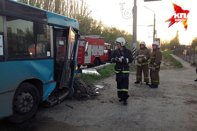 Автобус 18Д врезался в бордюр. Половина пассажиров получили травмы