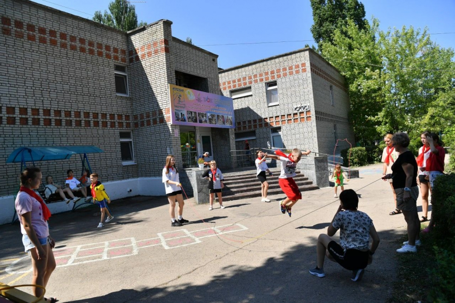 В саратовский оздоровительный центр прибыли 83 ребенка из ЛНР