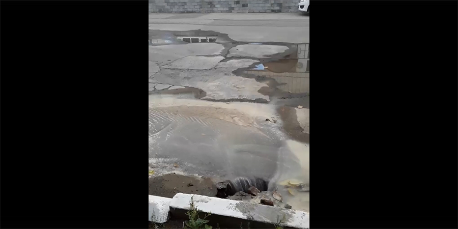 На Оржоникидзе из-за коммунальной аварии в яму попал автомобиль