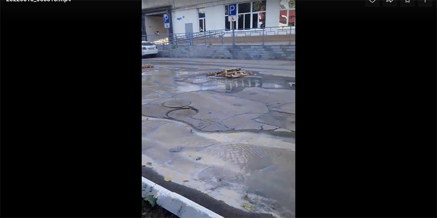 На Оржоникидзе из-за коммунальной аварии в яму попал автомобиль