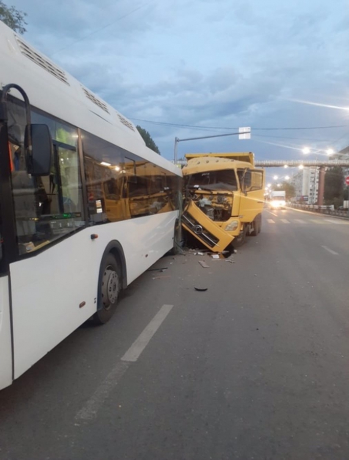 На Тархова грузовик протаранил автобус №53