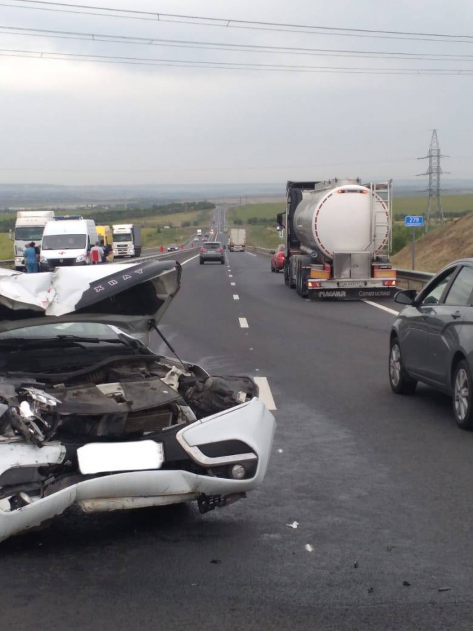 В Саратове после ДТП на трассе госпитализировали женщину и двух детей