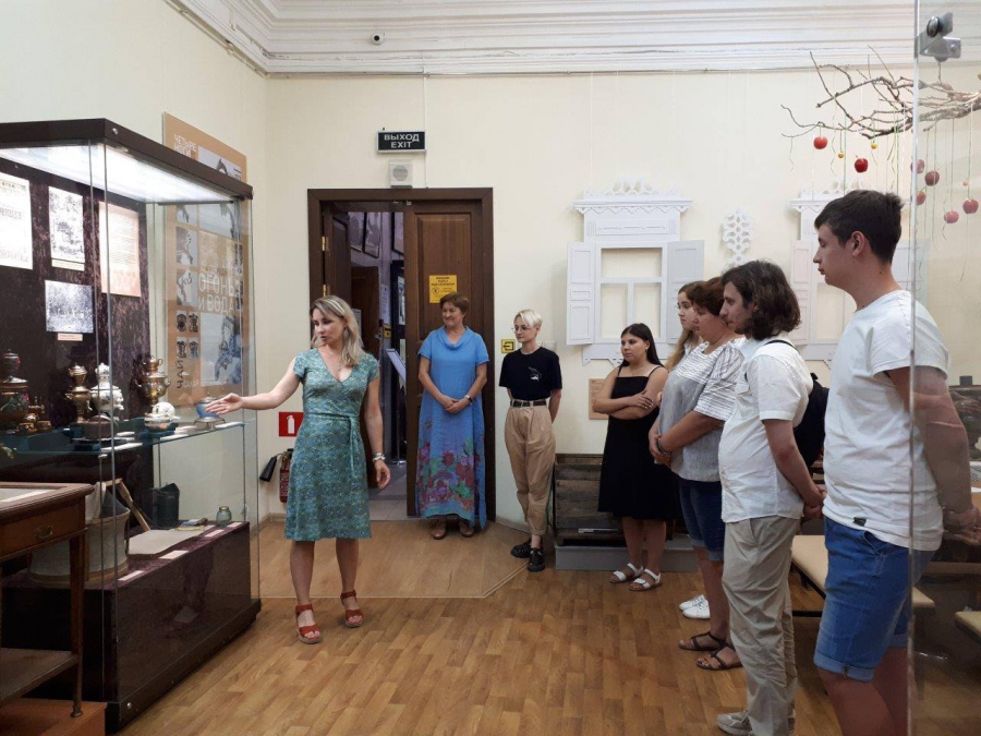 Саратовцам в музее рассказали о жизни пчел и производстве меда