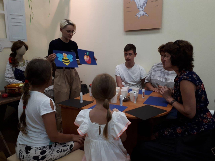 Саратовцам в музее рассказали о жизни пчел и производстве меда