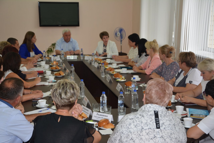 Педагоги рассказали энгельсскому главе Плеханову о дистанционке и переполненности школ