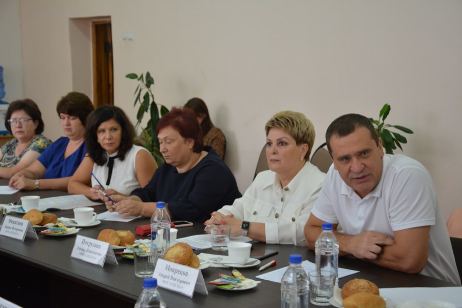 Педагоги рассказали энгельсскому главе Плеханову о дистанционке и переполненности школ