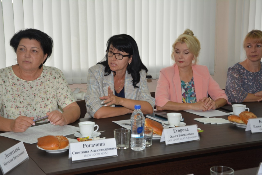 Педагоги рассказали энгельсскому главе Плеханову о дистанционке и переполненности школ