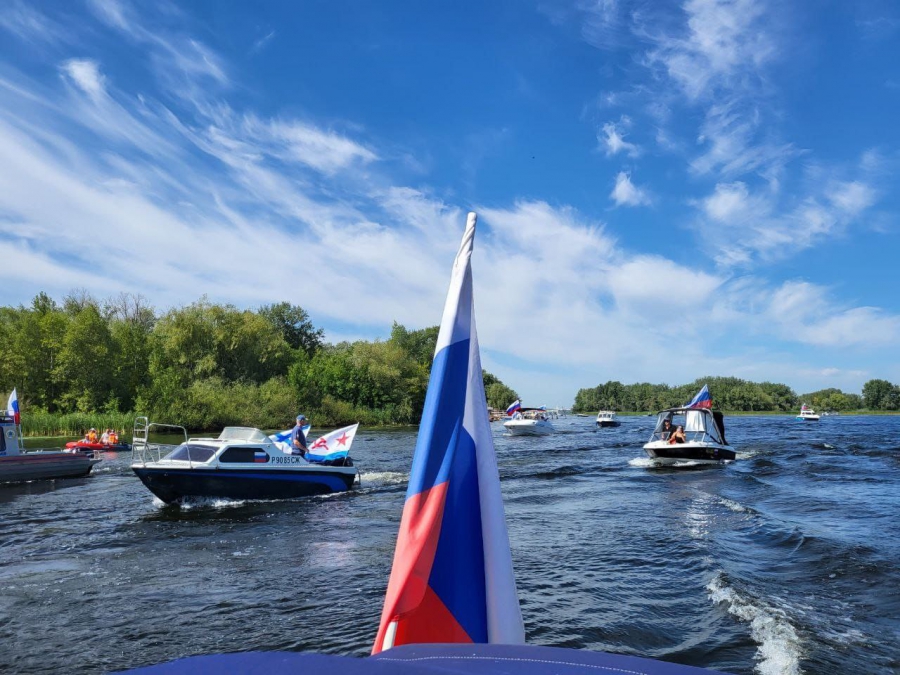 В честь Дня флага в Саратовской области прошел парад катеров