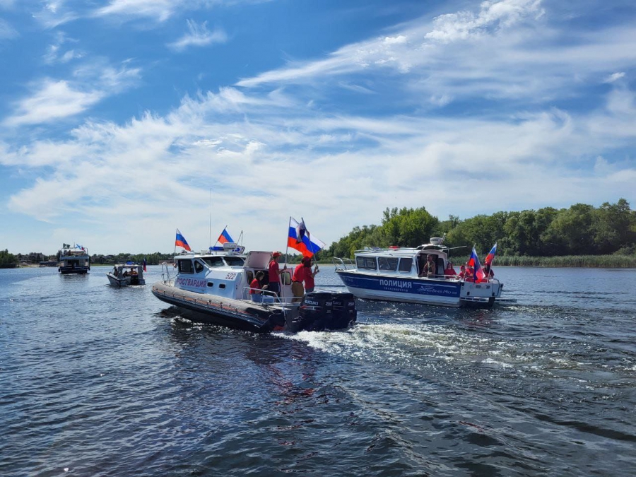 В честь Дня флага в Саратовской области прошел парад катеров