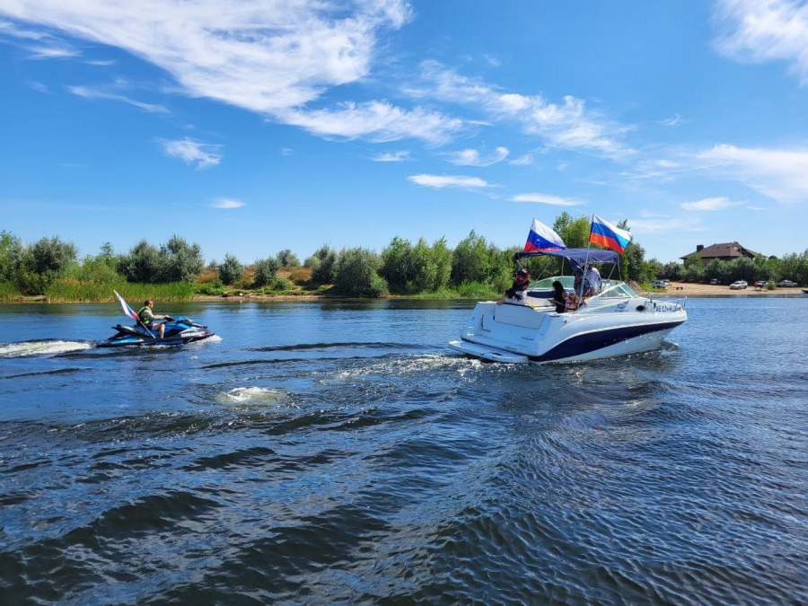 В честь Дня флага в Саратовской области прошел парад катеров