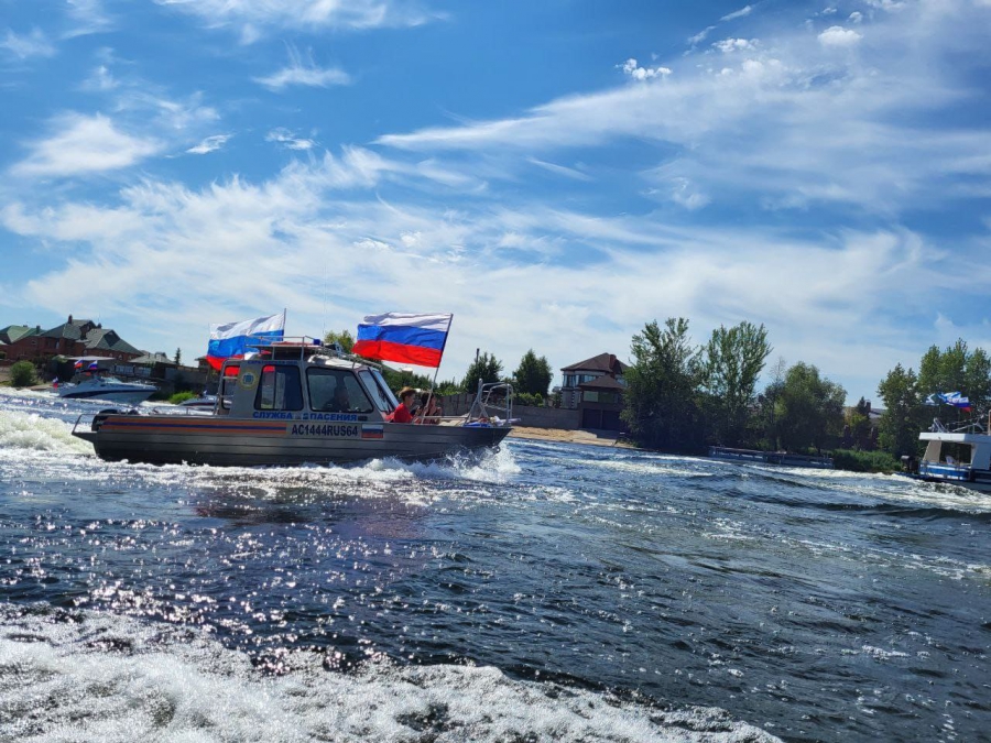 В честь Дня флага в Саратовской области прошел парад катеров