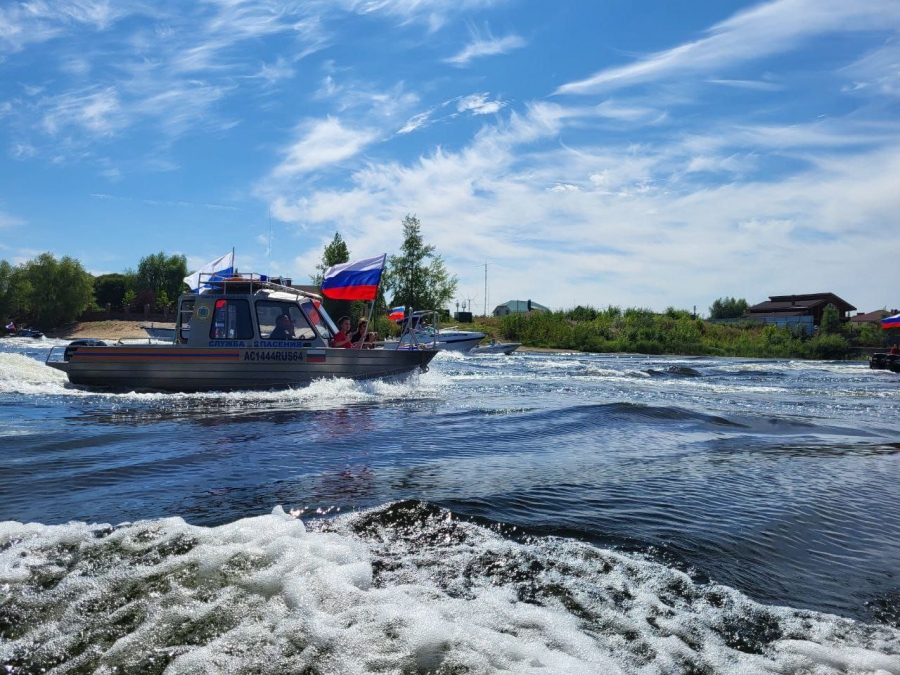 В честь Дня флага в Саратовской области прошел парад катеров