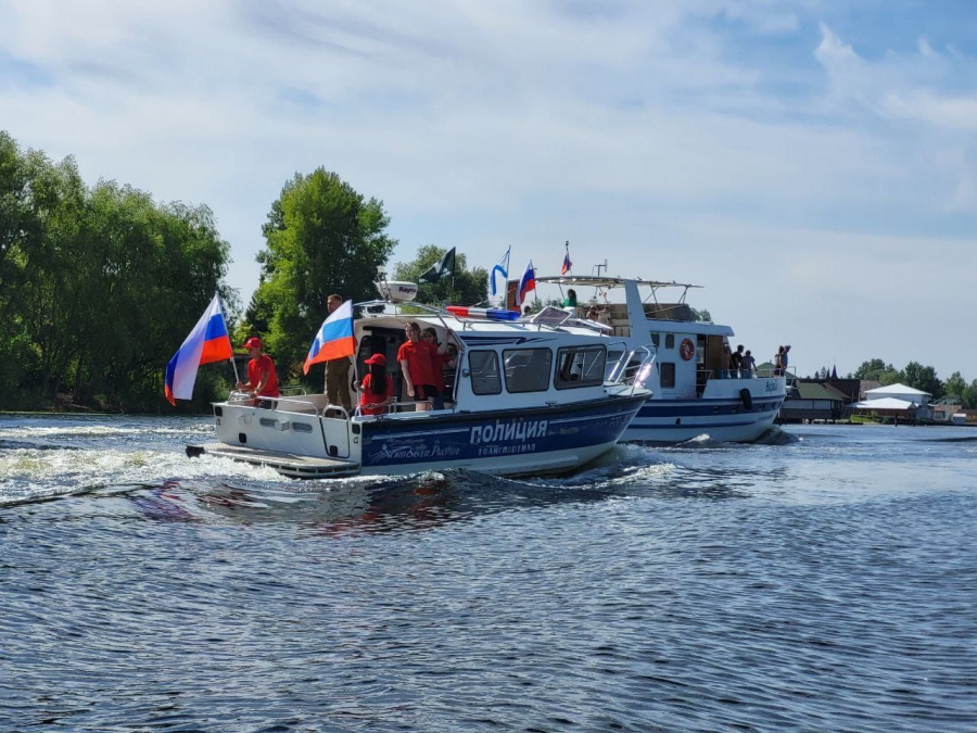 В честь Дня флага в Саратовской области прошел парад катеров