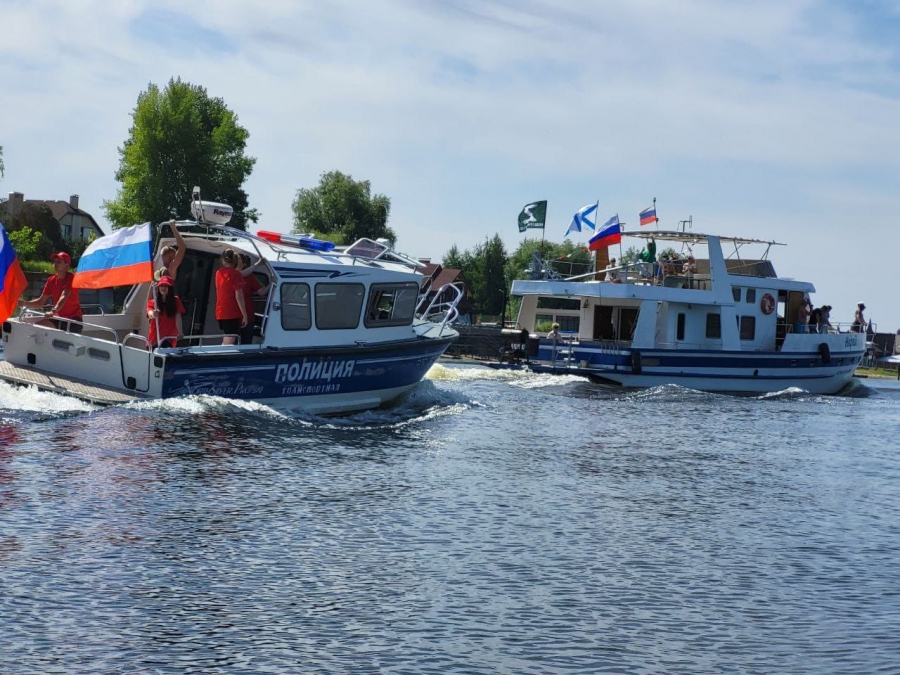 В честь Дня флага в Саратовской области прошел парад катеров