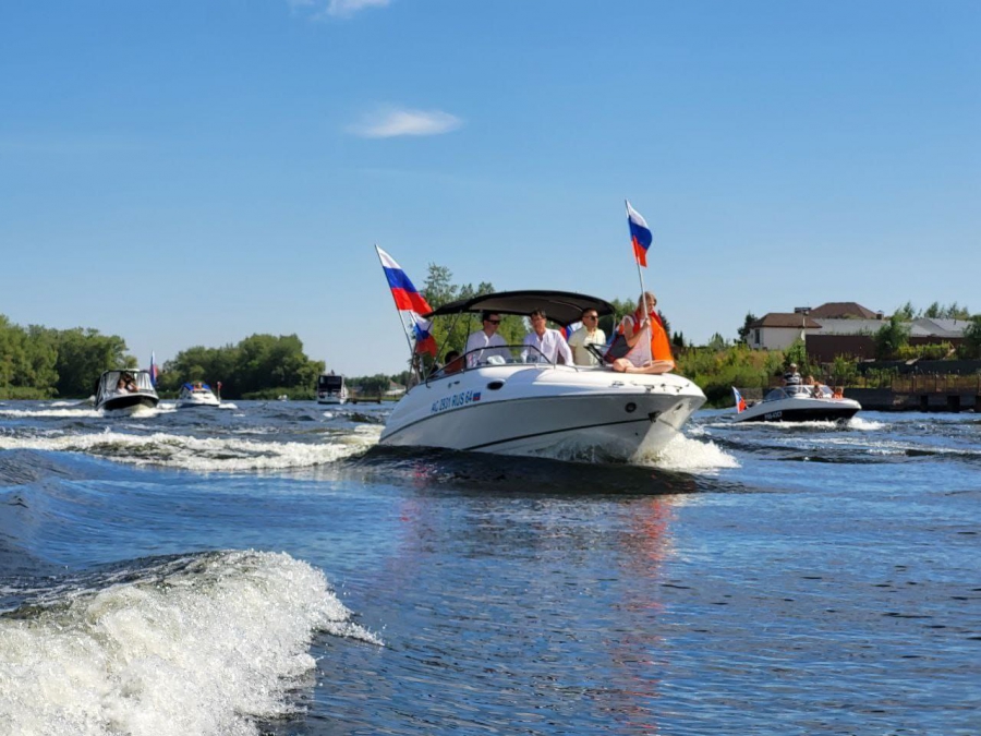 В честь Дня флага в Саратовской области прошел парад катеров
