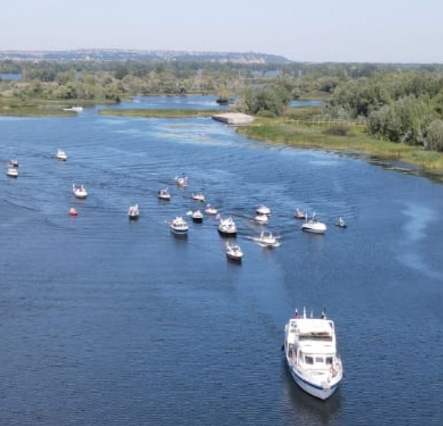 В честь Дня флага в Саратовской области прошел парад катеров